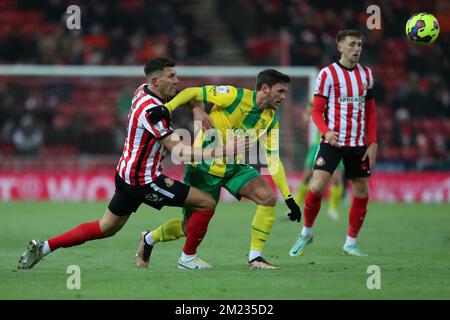 Sunderland, Royaume-Uni, 12th décembre 2022. Danny Batth de Sunderland combat avec John Swift de West Bromwich Albion lors du match de championnat Sky Bet entre Sunderland et West Bromwich Albion au stade de Light, Sunderland, le lundi 12th décembre 2022. (Credit: Mark Fletcher | MI News) Credit: MI News & Sport /Alay Live News Banque D'Images