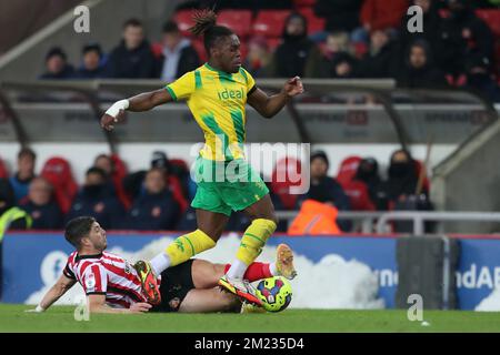 Sunderland, Royaume-Uni, 12th décembre 2022. Lynden Gooch, de Sunderland, fait tomber Thomas-Asante de Brandon à West Bromwich Albion lors du match de championnat Sky Bet entre Sunderland et West Bromwich Albion au stade de Light, Sunderland, le lundi 12th décembre 2022. (Credit: Mark Fletcher | MI News) Credit: MI News & Sport /Alay Live News Banque D'Images