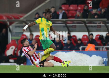 Sunderland, Royaume-Uni, 12th décembre 2022. Lynden Gooch, de Sunderland, fait tomber Thomas-Asante de Brandon à West Bromwich Albion lors du match de championnat Sky Bet entre Sunderland et West Bromwich Albion au stade de Light, Sunderland, le lundi 12th décembre 2022. (Credit: Mark Fletcher | MI News) Credit: MI News & Sport /Alay Live News Banque D'Images