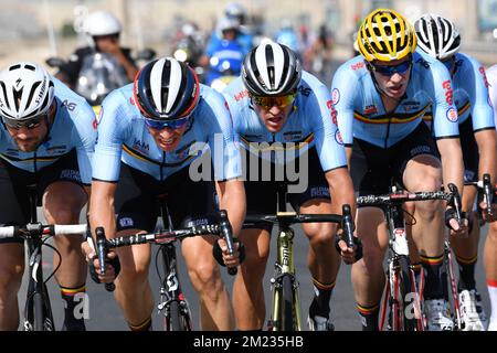 Belge Tom Boonen de l'équipe Etixx - Quick-Step, Belge Oliver Naesen de IAM Cycling, Belge Greg Van Avermaet de BMC Racing Team et Belge Jurgen Roelandts de Lotto Soudal photographiés en action lors de la course sur route d'élite masculine aux Championnats du monde de cyclisme sur route UCI 2016 à Doha, Qatar, Dimanche 16 octobre 2016. Banque D'Images