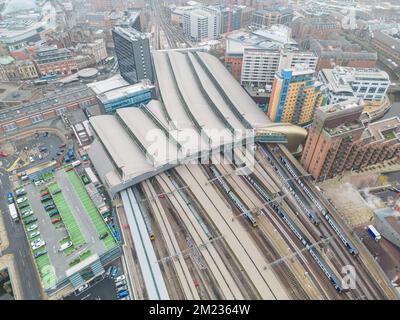 Leeds, Royaume-Uni. 13th décembre 2022. Vue aérienne de la gare de Leeds avec un service limité de trains en cours d'exécution en raison de l'action industrielle des travailleurs de RMT. Banque D'Images