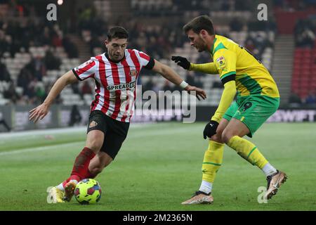 Sunderland, Royaume-Uni, 12th décembre 2022. Lynden Gooch de Sunderland en action avec John Swift de West Bromwich Albion lors du match de championnat Sky Bet entre Sunderland et West Bromwich Albion au stade de Light, Sunderland, le lundi 12th décembre 2022. (Credit: Mark Fletcher | MI News) Credit: MI News & Sport /Alay Live News Banque D'Images