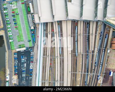 Leeds, Royaume-Uni. 13th décembre 2022. Vue aérienne de la gare de Leeds avec un service limité de trains en cours d'exécution en raison de l'action industrielle des travailleurs de RMT. Banque D'Images