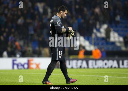 Le gardien de but d'Athletic Iago Herrin semble abattu après un troisième match de la scène de groupe (groupe F) de la compétition Europa League entre l'équipe belge de football RC Genk et l'équipe portugaise de football Athletic Bilbao, jeudi 20 octobre 2016, à Genk. BELGA PHOTO KRISTOF VAN ACCOM Banque D'Images