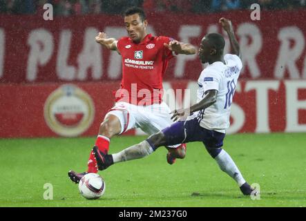 Karim Onisiwo, milieu de terrain de Mayence, et Frank Acheampong, d'Anderlecht, se battent pour le ballon lors d'un troisième match de la phase de groupe (groupe C) du concours Europa League entre le club allemand FSV Mainz et l'équipe belge de football RSC Anderlecht, jeudi 20 octobre 2016, à Mayence, en Allemagne. BELGA PHOTO VIRGINIE LEFOUR Banque D'Images