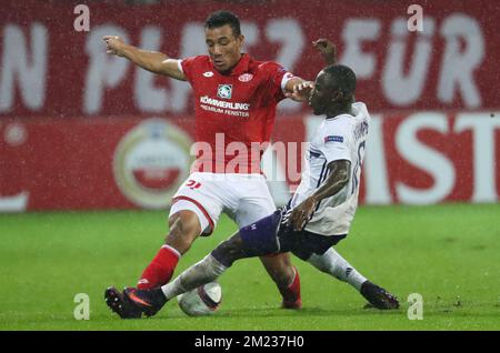 Karim Onisiwo, milieu de terrain de Mayence, et Frank Acheampong, d'Anderlecht, se battent pour le ballon lors d'un troisième match de la phase de groupe (groupe C) du concours Europa League entre le club allemand FSV Mainz et l'équipe belge de football RSC Anderlecht, jeudi 20 octobre 2016, à Mayence, en Allemagne. BELGA PHOTO VIRGINIE LEFOUR Banque D'Images