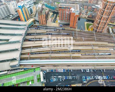 Leeds, Royaume-Uni. 13th décembre 2022. Vue aérienne de la gare de Leeds avec un service limité de trains en cours d'exécution en raison de l'action industrielle des travailleurs de RMT. Banque D'Images