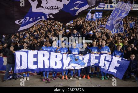 Les joueurs de Genk célèbrent avec les fans après avoir remporté le match Jupiler Pro League entre KRC Genk et Sint-Truiden, à Genk, le dimanche 23 octobre 2016, le douzième jour du championnat belge de football. BELGA PHOTO YORICK JANSENS Banque D'Images