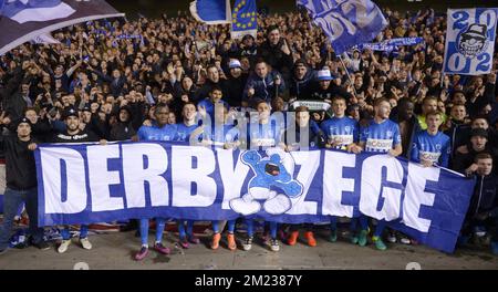 Les joueurs de Genk célèbrent avec les fans après avoir remporté le match Jupiler Pro League entre KRC Genk et Sint-Truiden, à Genk, le dimanche 23 octobre 2016, le douzième jour du championnat belge de football. BELGA PHOTO YORICK JANSENS Banque D'Images