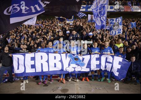 Les joueurs de Genk célèbrent avec les fans après avoir remporté le match Jupiler Pro League entre KRC Genk et Sint-Truiden, à Genk, le dimanche 23 octobre 2016, le douzième jour du championnat belge de football. BELGA PHOTO YORICK JANSENS Banque D'Images