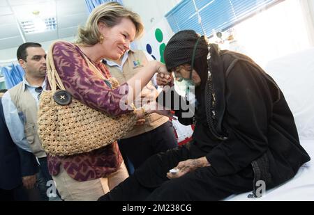 La reine Mathilde de Belgique photographiée lors d'une visite au camp de réfugiés d'Al Zaatari le deuxième jour d'une visite de travail humanitaire de la reine belge et du ministre fédéral belge du développement de la coopération en Jordanie, le lundi 24 octobre 2016, près de Mafraq, en Jordanie. BELGA PHOTO BENOIT DOPPAGNE Banque D'Images