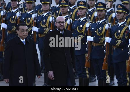 Le Premier ministre chinois Li Keqiang et le Premier ministre belge Charles Michel photographiés lors de la deuxième journée d'une visite officielle du Premier ministre en Chine, le lundi 31 octobre 2016 à Beijing, en Chine. PHOTO DE BELGA Banque D'Images