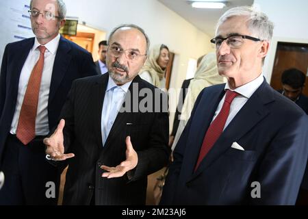 Le vice-ministre iranien des Finances Mohammed Khazaee (L) et le ministre flamand Geert Bourgeois (R) photographiés lors d'une visite au ministère des Finances le deuxième jour d'une mission économique flamande en Iran, le lundi 31 octobre 2016 à Téhéran, en Iran. BELGA PHOTO YORICK JANSENS Banque D'Images