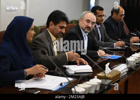 Le vice-ministre iranien des Finances Mohammed Khazaee (C) photographié lors d'une visite au ministère des Finances le deuxième jour d'une mission économique flamande en Iran, le lundi 31 octobre 2016 à Téhéran, en Iran. BELGA PHOTO YORICK JANSENS Banque D'Images