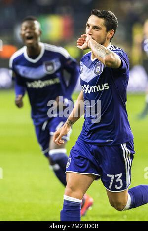 Nicolae-Claudiu Stanciu d'Anderlecht célèbre après avoir marqué un match de football entre l'équipe belge RSC Anderlecht et le club allemand 1. FSV Mainz 05, jeudi 03 novembre 2016 à Bruxelles, le quatrième match de la phase de groupe du concours Europa League dans le groupe C. BELGA PHOTO LAURIE DIEFFEMBACQ Banque D'Images