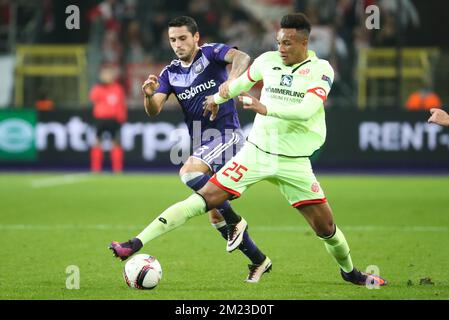 Nicolae-Claudiu Stanciu d'Anderlecht et Jean-Philippe Gbamin, milieu de terrain de Mayence, se battent pour le ballon lors d'un match de football entre l'équipe belge RSC Anderlecht et le club allemand 1. FSV Mainz 05, jeudi 03 novembre 2016 à Bruxelles, le quatrième match de la phase de groupe du concours Europa League dans le groupe C. BELGA PHOTO VIRGINIE LEFOUR Banque D'Images