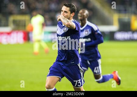 Nicolae-Claudiu Stanciu d'Anderlecht célèbre après avoir marqué un match de football entre l'équipe belge RSC Anderlecht et le club allemand 1. FSV Mainz 05, jeudi 03 novembre 2016 à Bruxelles, le quatrième match de la phase de groupe du concours Europa League dans le groupe C. BELGA PHOTO LAURIE DIEFFEMBACQ Banque D'Images