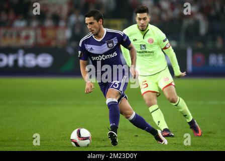 Nicolae-Claudiu Stanciu d'Anderlecht se bat pour le ballon lors d'un match de football entre l'équipe belge RSC Anderlecht et le club allemand 1. FSV Mainz 05, jeudi 03 novembre 2016 à Bruxelles, le quatrième match de la phase de groupe du concours Europa League dans le groupe C. BELGA PHOTO VIRGINIE LEFOUR Banque D'Images