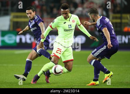 Nicolae-Claudiu Stanciu d'Anderlecht et Jean-Philippe Gbamin, milieu de terrain de Mayence, se battent pour le ballon lors d'un match de football entre l'équipe belge RSC Anderlecht et le club allemand 1. FSV Mainz 05, jeudi 03 novembre 2016 à Bruxelles, le quatrième match de la phase de groupe du concours Europa League dans le groupe C. BELGA PHOTO VIRGINIE LEFOUR Banque D'Images