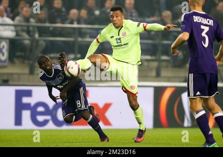 Frank Acheampong d'Anderlecht et Jean-Philippe Gbamin, milieu de terrain de Mayence, se battent pour le ballon lors d'un match de football entre l'équipe belge RSC Anderlecht et le club allemand 1. FSV Mainz 05, jeudi 03 novembre 2016 à Bruxelles, le quatrième match de la phase de groupe du concours Europa League dans le groupe C. BELGA PHOTO VIRGINIE LEFOUR Banque D'Images