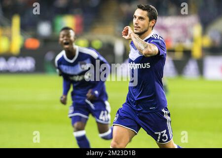 Nicolae-Claudiu Stanciu d'Anderlecht célèbre après avoir marqué un match de football entre l'équipe belge RSC Anderlecht et le club allemand 1. FSV Mainz 05, jeudi 03 novembre 2016 à Bruxelles, le quatrième match de la phase de groupe du concours Europa League dans le groupe C. BELGA PHOTO LAURIE DIEFFEMBACQ Banque D'Images