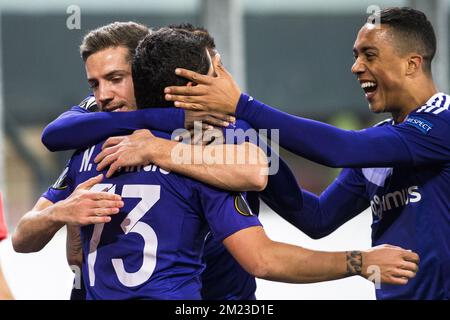 Nicolae-Claudiu Stanciu d'Anderlecht célèbre après avoir marqué un match de football entre l'équipe belge RSC Anderlecht et le club allemand 1. FSV Mainz 05, jeudi 03 novembre 2016 à Bruxelles, le quatrième match de la phase de groupe du concours Europa League dans le groupe C. BELGA PHOTO LAURIE DIEFFEMBACQ Banque D'Images