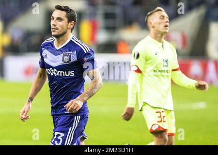 Nicolae-Claudiu Stanciu d'Anderlecht célèbre après avoir marqué un match de football entre l'équipe belge RSC Anderlecht et le club allemand 1. FSV Mainz 05, jeudi 03 novembre 2016 à Bruxelles, le quatrième match de la phase de groupe du concours Europa League dans le groupe C. BELGA PHOTO LAURIE DIEFFEMBACQ Banque D'Images