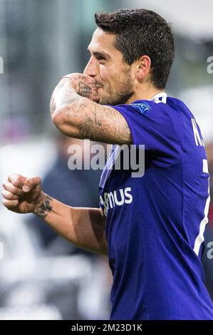 Nicolae-Claudiu Stanciu d'Anderlecht célèbre après avoir marqué un match de football entre l'équipe belge RSC Anderlecht et le club allemand 1. FSV Mainz 05, jeudi 03 novembre 2016 à Bruxelles, le quatrième match de la phase de groupe du concours Europa League dans le groupe C. BELGA PHOTO LAURIE DIEFFEMBACQ Banque D'Images