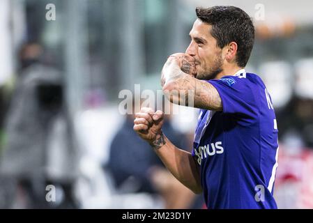 Nicolae-Claudiu Stanciu d'Anderlecht célèbre après avoir marqué un match de football entre l'équipe belge RSC Anderlecht et le club allemand 1. FSV Mainz 05, jeudi 03 novembre 2016 à Bruxelles, le quatrième match de la phase de groupe du concours Europa League dans le groupe C. BELGA PHOTO LAURIE DIEFFEMBACQ Banque D'Images