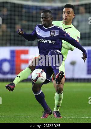 Frank Acheampong d'Anderlecht et Karim Onisiwo, milieu de terrain de Mayence, se battent pour le ballon lors d'un match de football entre l'équipe belge RSC Anderlecht et le club allemand 1. FSV Mainz 05, jeudi 03 novembre 2016 à Bruxelles, le quatrième match de la phase de groupe du concours Europa League dans le groupe C. BELGA PHOTO VIRGINIE LEFOUR Banque D'Images