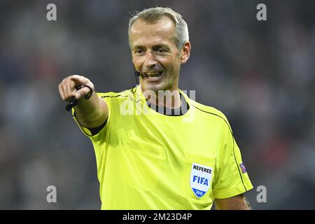 Arbitre Martin Atkinson photographié lors d'un match de football entre le Club Athlétique espagnol de Bilbao et l'équipe belge KRC Genk à Bilbao, Espagne, jeudi 03 novembre 2016, quatrième match de la phase de groupe du concours Europa League dans le Groupe F. BELGA PHOTO YORICK JANSENS Banque D'Images