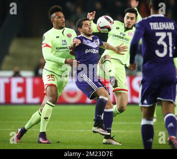 Jean-Philippe Gbamin, milieu de terrain de Mayence, et Nicolae-Claudiu Stanciu d'Anderlecht, se battent pour le ballon lors d'un match de football entre l'équipe belge RSC Anderlecht et le club allemand 1. FSV Mainz 05, jeudi 03 novembre 2016 à Bruxelles, le quatrième match de la phase de groupe du concours Europa League dans le groupe C. BELGA PHOTO VIRGINIE LEFOUR Banque D'Images