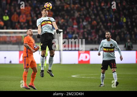 Wesley Sneijder aux pays-Bas, Thomas Meunier en Belgique et Steven Defour en Belgique, photographiés en action lors d'un match amical de l'équipe nationale belge de football Red Devils contre les pays-Bas, le mercredi 09 novembre 2016, à Amsterdam, aux pays-Bas. BELGA PHOTO DIRK WAEM Banque D'Images