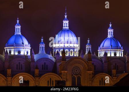 Trois dômes illuminés de la Nouvelle Cathédrale, Cuenca, Equateur. Banque D'Images