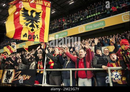 Les supporters de Mechelen photographiés lors du match Jupiler Pro League entre KV Mechelen et Standard de Liège, à Mechelen, dimanche 20 novembre 2016, le jour 15 du championnat belge de football. BELGA PHOTO NICOLAS LAMBERT Banque D'Images