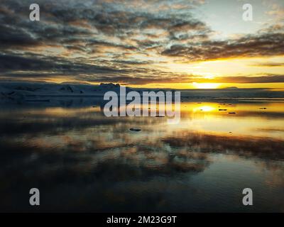 vue magnifique du coucher de soleil en antarctique, paysage antarctique, coucher de soleil atntactique, coucher de soleil antartica, coucher de soleil, antarctique, iceberg antarctique, glacier antarctique Banque D'Images