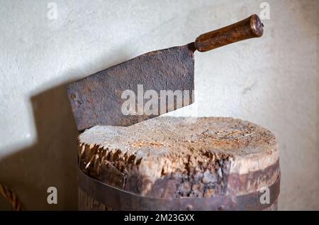 Ancienne lame rouillée dans un bloc de coupe en bois Banque D'Images