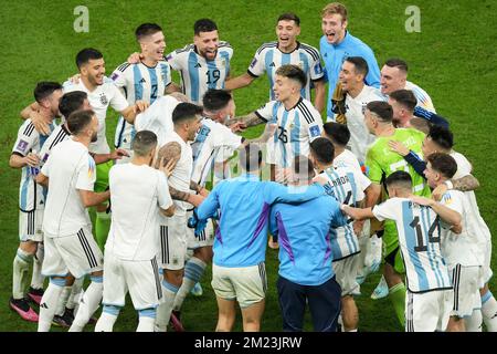 Lusail, Qatar. 13th décembre 2022. Les joueurs de l'Argentine célèbrent la victoire de la demi-finale entre l'Argentine et la Croatie lors de la coupe du monde de la FIFA 2022 au stade Lusail à Lusail, Qatar, le 13 décembre 2022. Crédit: PAN Yulong/Xinhua/Alay Live News Banque D'Images