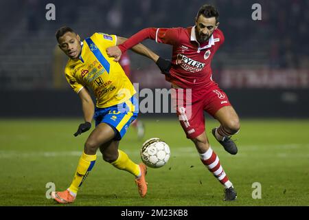 Yannick Aguemon de l'Union et Fabien Camus d'Anvers photographiés lors du match de la Ligue Proximus de D1B entre le FC Royal Antwerp et l'Union Saint-Gilloise, à Anvers, samedi 26 novembre 2016, le jour 17 du championnat belge de football, division 1B. BELGA PHOTO KRISTOF VAN ACCOM Banque D'Images