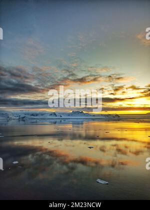 vue magnifique du coucher de soleil en antarctique, paysage antarctique, coucher de soleil atntactique, coucher de soleil antartica, coucher de soleil, antarctique, iceberg antarctique, glacier antarctique Banque D'Images