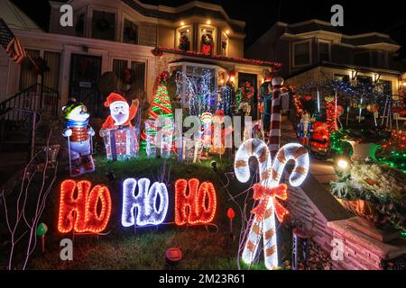 Un Père Noël et un Ho Ho Ho Ho dans les lumières brillent sur cette maison dans la section de Dyker Heights de Brooklyn, New York, le lundi 12 décembre 2022. (Photo : Gordon D. Banque D'Images