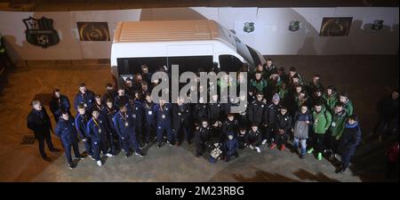 Les joueurs de Genk et les joueurs de Sassuolo photographiés lors de la remise d'un minibus pour les jeunes joueurs de football touchés par le tremblement de terre en Italie, avant le sixième et dernier match de la phase de groupe de la compétition Europa League, dans le groupe F, Entre le Club Italien Sassuolo et l'équipe belge de football de première ligue KRC Genk à Parme, Italie, jeudi 08 décembre 2016. BELGA PHOTO YORICK JANSENS Banque D'Images