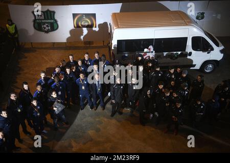 Les joueurs de Genk photographiés lors de la remise d'un minibus pour les jeunes joueurs de football touchés par le tremblement de terre en Italie, avant le sixième et dernier match de la phase de groupe de la compétition Europa League, dans le groupe F, Entre le Club Italien Sassuolo et l'équipe belge de football de première ligue KRC Genk à Parme, Italie, jeudi 08 décembre 2016. BELGA PHOTO YORICK JANSENS Banque D'Images