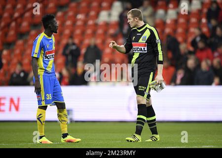 Le Silvere Ganvoula de Westerlo et le gardien de but Kristof Van Hout de Westerlo photographiés après le match de la Jupiler Pro League entre Standard de Liège et Westerlo, dimanche 11 décembre 2016, le dix-huitième jour du championnat belge de football. BELGA PHOTO YORICK JANSENS Banque D'Images