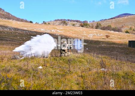 Postojna, Slovénie. 6th décembre 2022. Les parachutistes de l'armée des États-Unis affectés à la Compagnie du Château, 54th Brigade Engineer Battalion, 173rd Airborne Brigade, engagent une cible à l'aide d'une arme anti-armure de lumière d'espace confiné M136E1 AT4-CS lors d'un exercice de tir direct à Pocek Range à Postonja, en Slovénie, en décembre. 6, 2022. La Brigade aéroportée de 173rd est la U.S. Force d'intervention d'urgence de l'armée en Europe, capable de projeter des forces prêtes n'importe où aux États-Unis Domaines de responsabilité des commandements européens, africains ou centraux. Crédit : États-Unis Armée/ZUMA Press Wire Service/ZUMAPRESS.com/Alamy Live News Banque D'Images