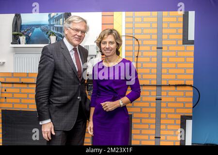 Proximus Président du conseil d'administration Stefaan de Clerck et le PDG de Proximus Dominique Leroy ont photographié après une conférence de presse de Proximus, la plus grande société de télécommunications en Belgique, pour annoncer une nouvelle stratégie, le vendredi 16 décembre 2016 à Bruxelles. BELGA PHOTO HATIM KAGHAT Banque D'Images