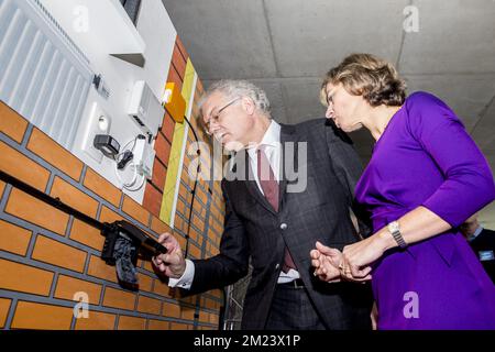 Proximus Président du conseil d'administration Stefaan de Clerck et le PDG de Proximus Dominique Leroy ont pris la photo lors d'une conférence de presse de Proximus, la plus grande société de télécommunications en Belgique, pour annoncer une nouvelle stratégie, le vendredi 16 décembre 2016 à Bruxelles. BELGA PHOTO HATIM KAGHAT Banque D'Images