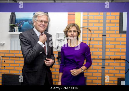 Proximus Président du conseil d'administration Stefaan de Clerck et le PDG de Proximus Dominique Leroy ont pris la photo lors d'une conférence de presse de Proximus, la plus grande société de télécommunications en Belgique, pour annoncer une nouvelle stratégie, le vendredi 16 décembre 2016 à Bruxelles. BELGA PHOTO HATIM KAGHAT Banque D'Images