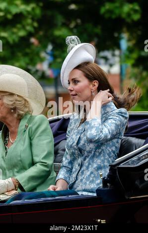 Kate Middleton, duchesse de Cambridge, dans une calèche à Trooping The Color 2015 dans le Mall, Londres, Royaume-Uni. Cheveux soufflés par le vent Banque D'Images