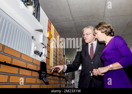 Proximus Président du conseil d'administration Stefaan de Clerck et le PDG de Proximus Dominique Leroy ont pris la photo lors d'une conférence de presse de Proximus, la plus grande société de télécommunications en Belgique, pour annoncer une nouvelle stratégie, le vendredi 16 décembre 2016 à Bruxelles. BELGA PHOTO HATIM KAGHAT Banque D'Images